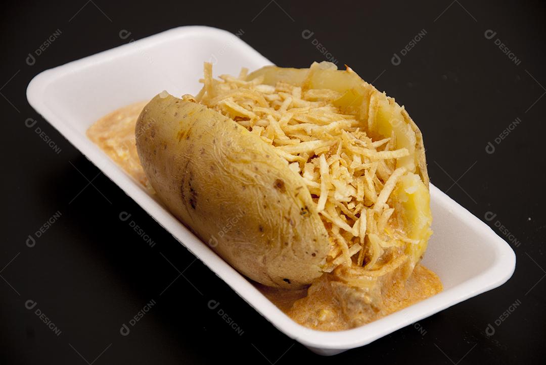 Cachorro quente delicioso sobre prato descartavel