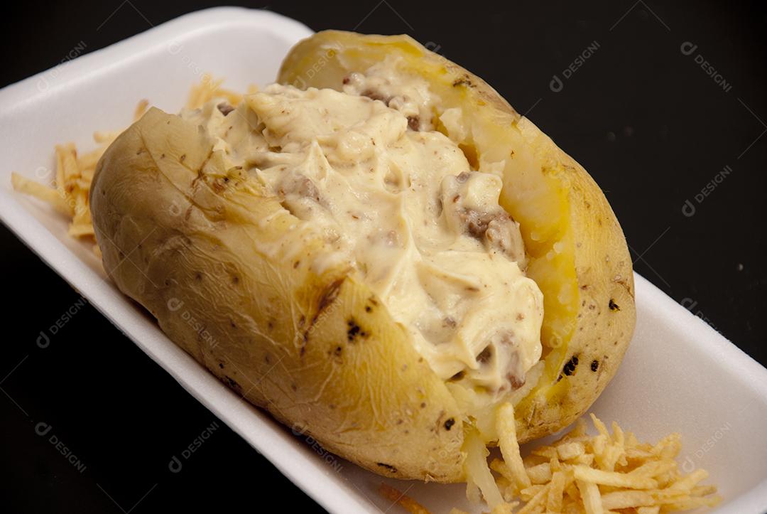 Cachorro quente delicioso sobre prato descartavel