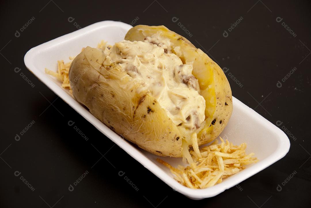 Cachorro quente delicioso sobre prato descartavel