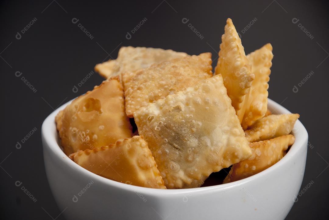 Comida mini pasteis fritos sobre tigelas