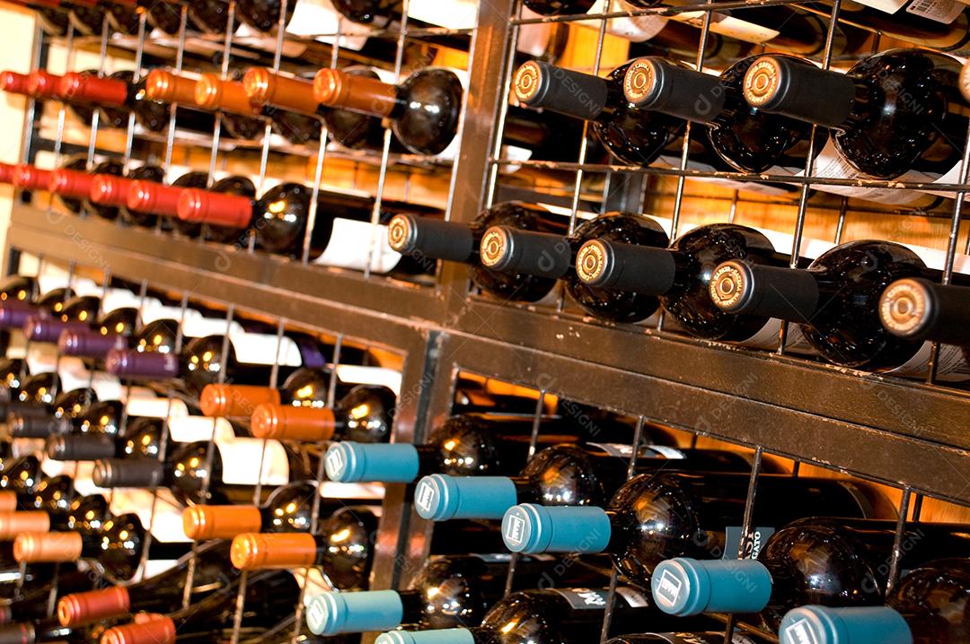 adega de vinhos  guardados de maneira empilhada