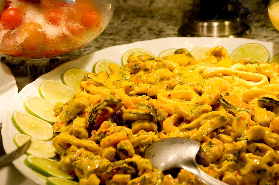 Rolos de frango assados com espinafre e queijo no prato.