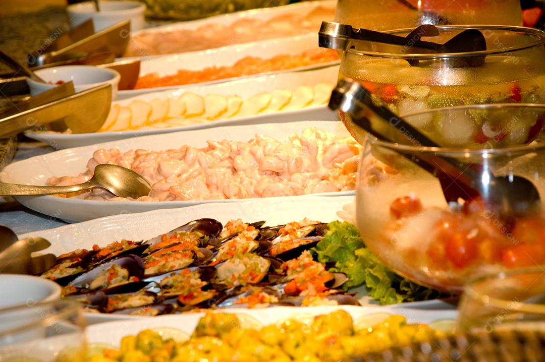 mesa decorada com pratos variados de comida