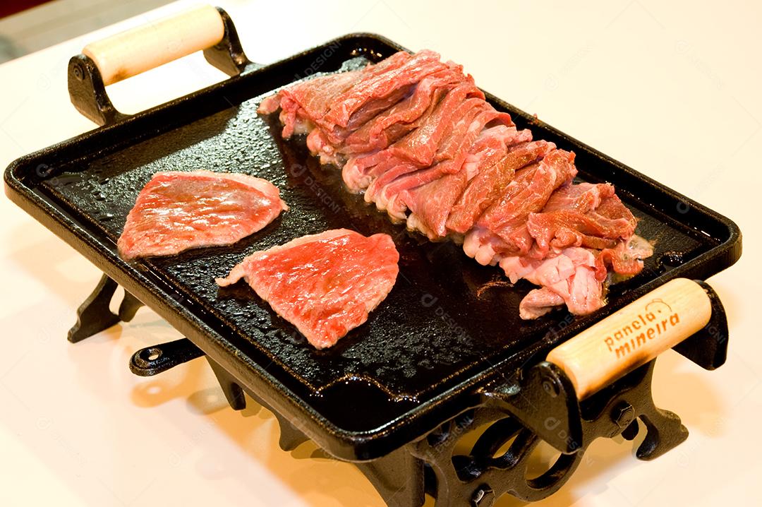 carne sendo açada me chapa