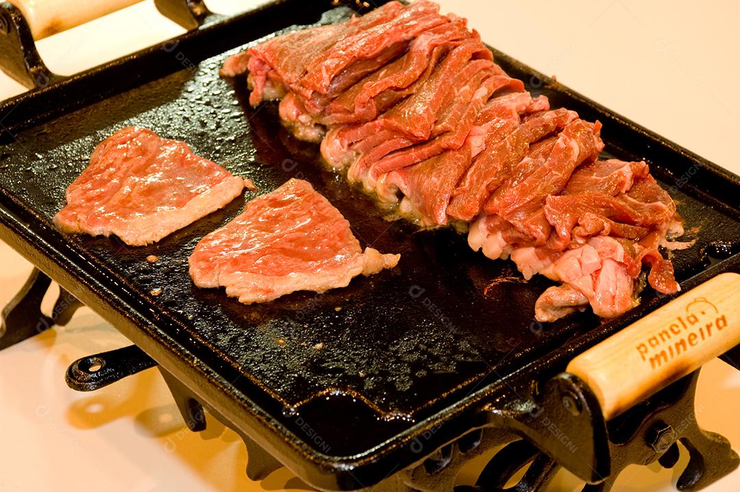 carne açada em chapa