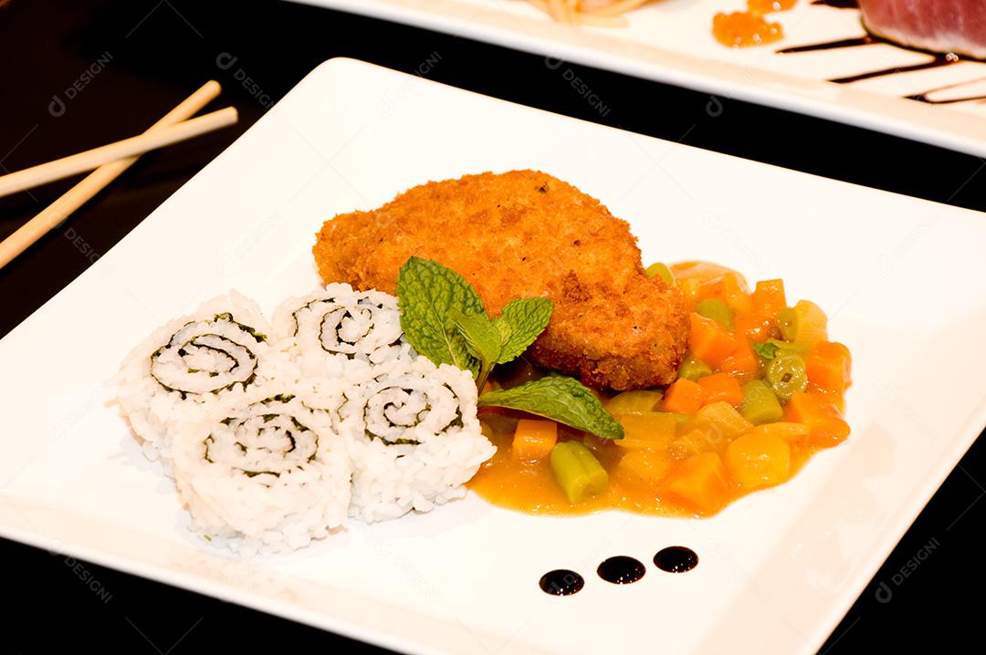 prato com  bolinho de arroz