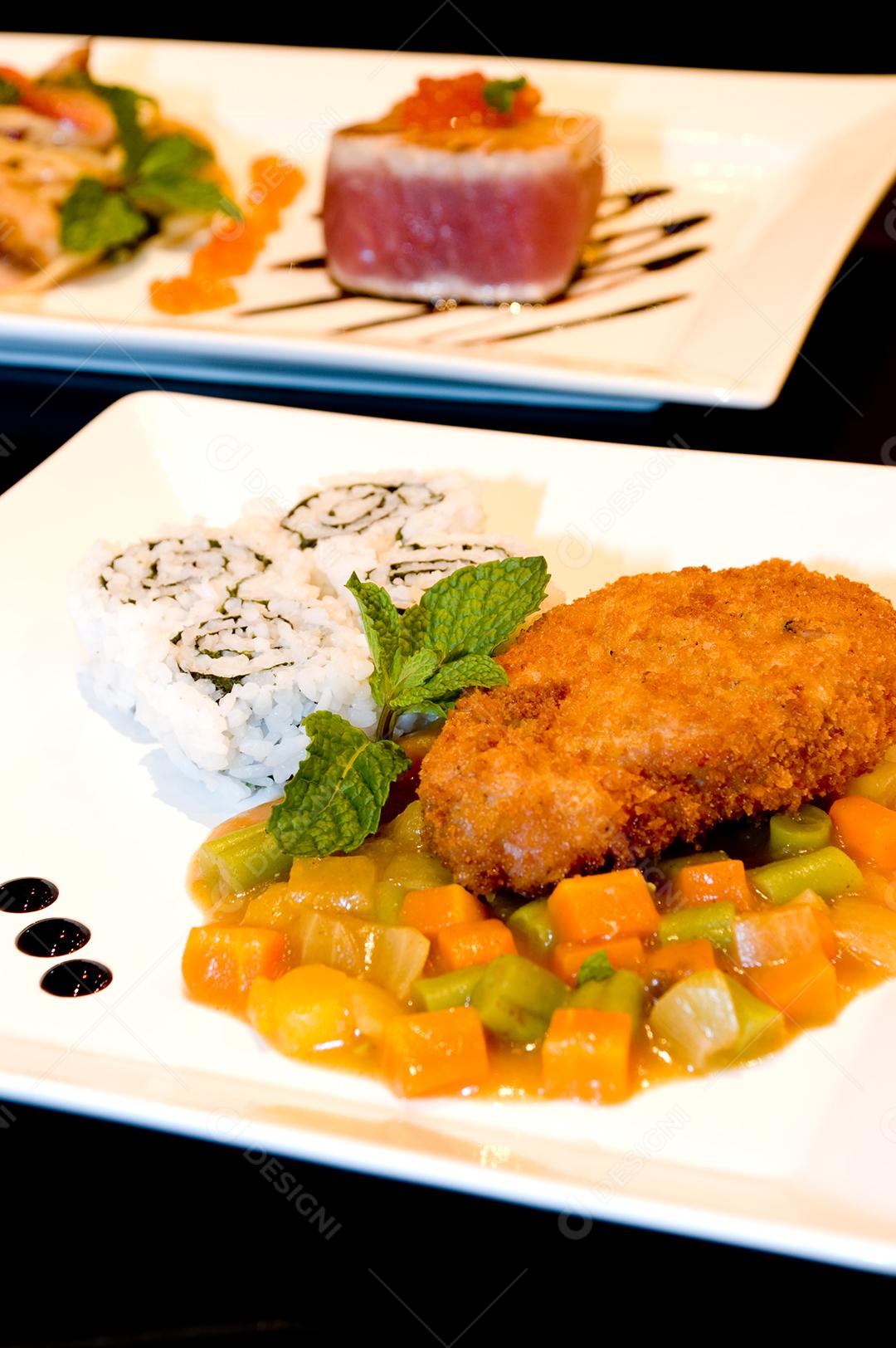 prato com bolinho de arroz e empanado
