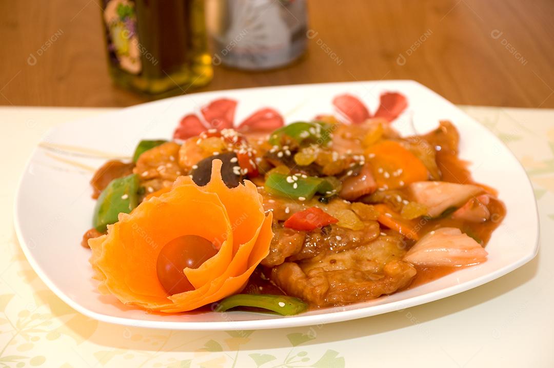 Prato de comida culinaria chinesa