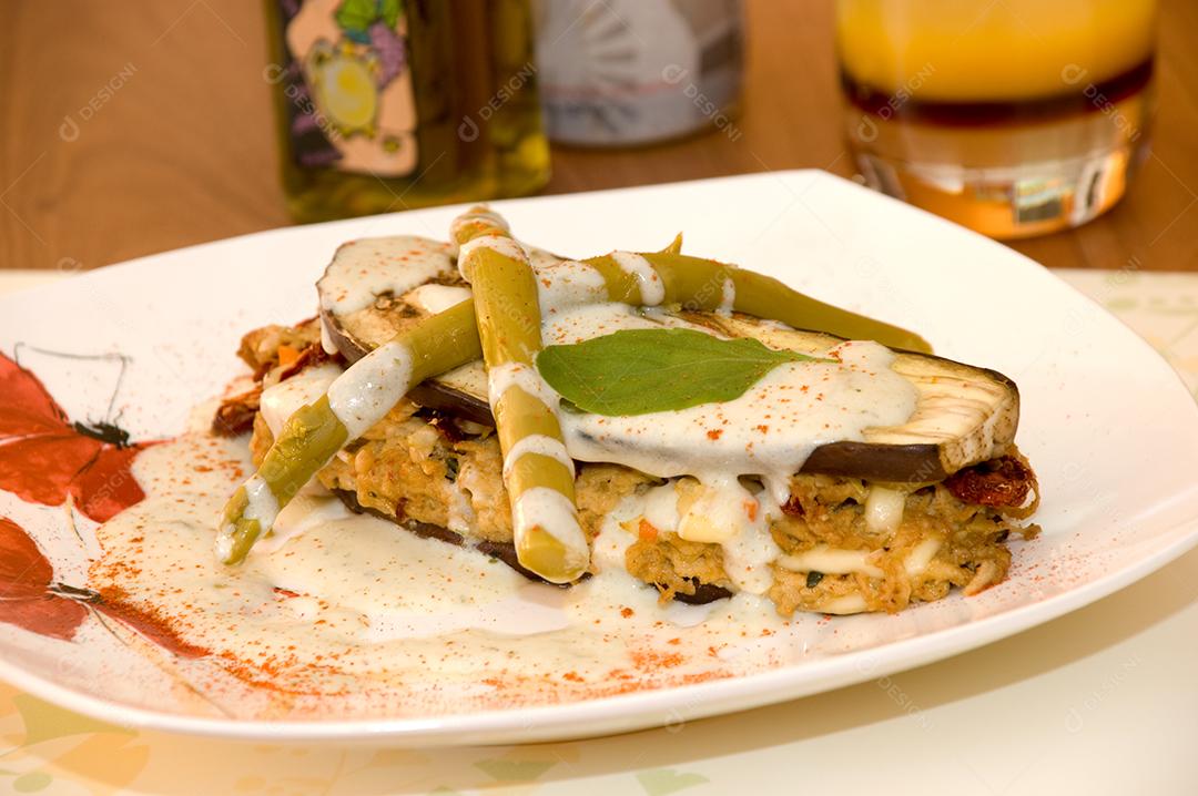 Lasanha comida sobre prato branco