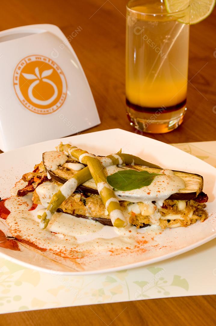 Lasanha comida sobre prato branco