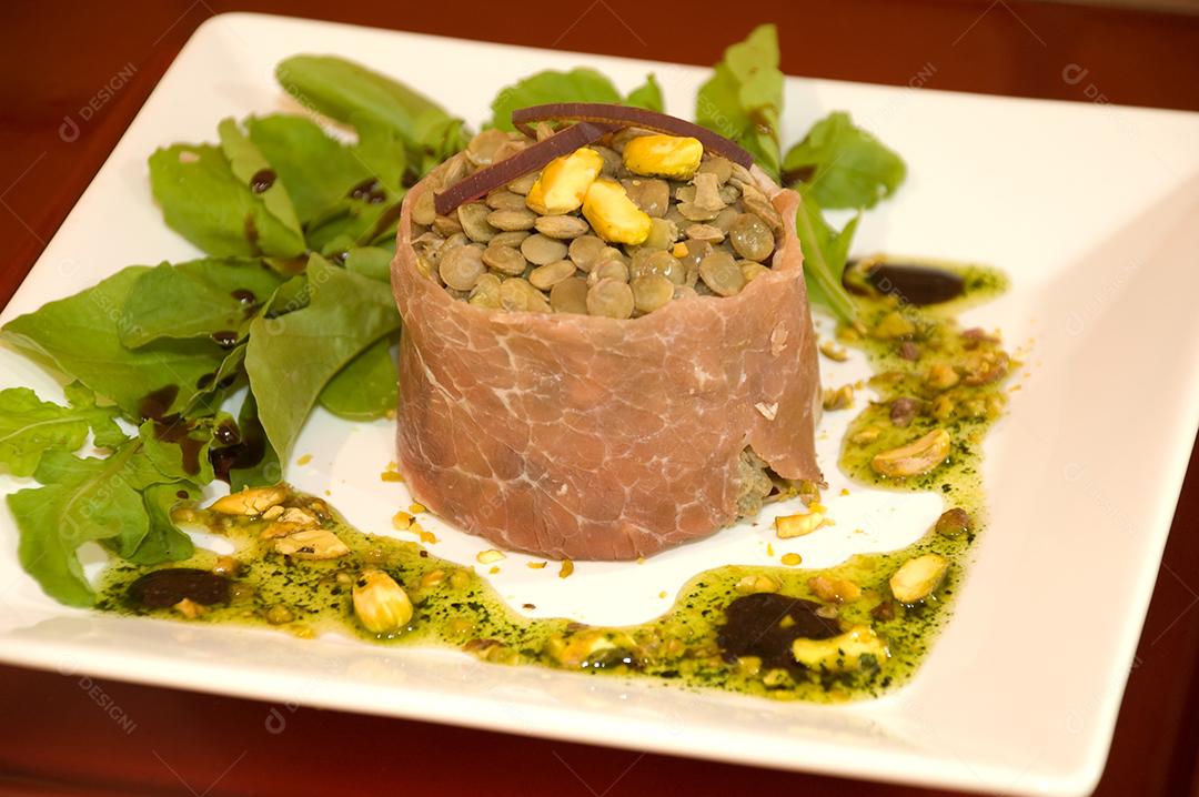 Prato de comida sobre uma mesa de madeira