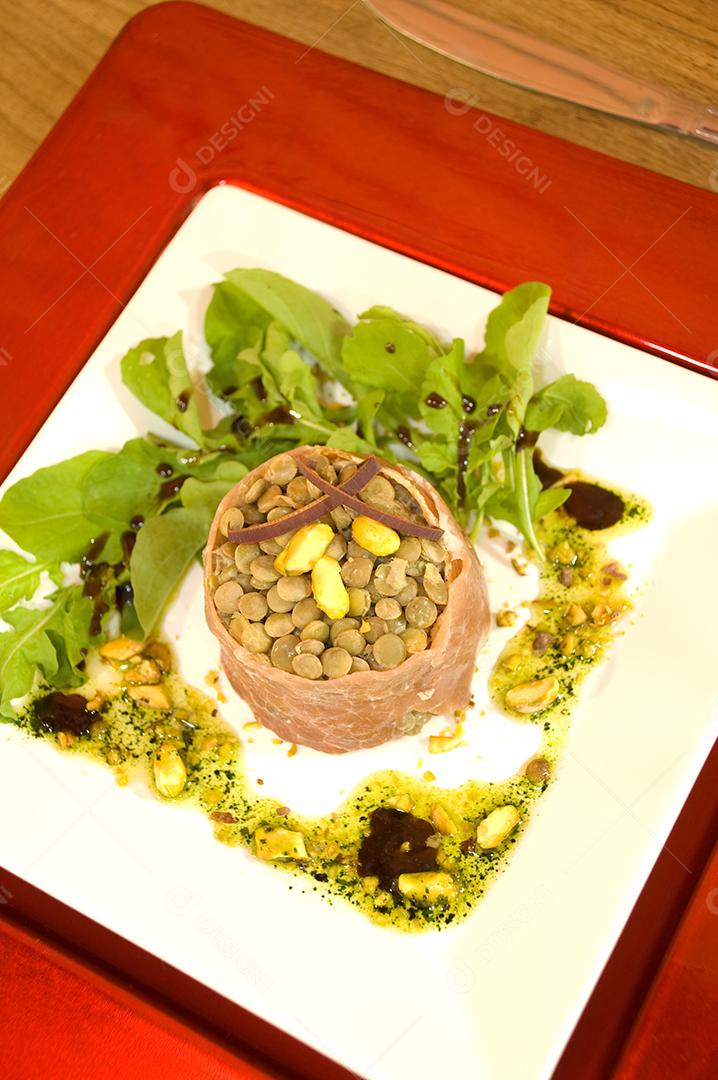 Prato de comida sobre uma mesa de madeira