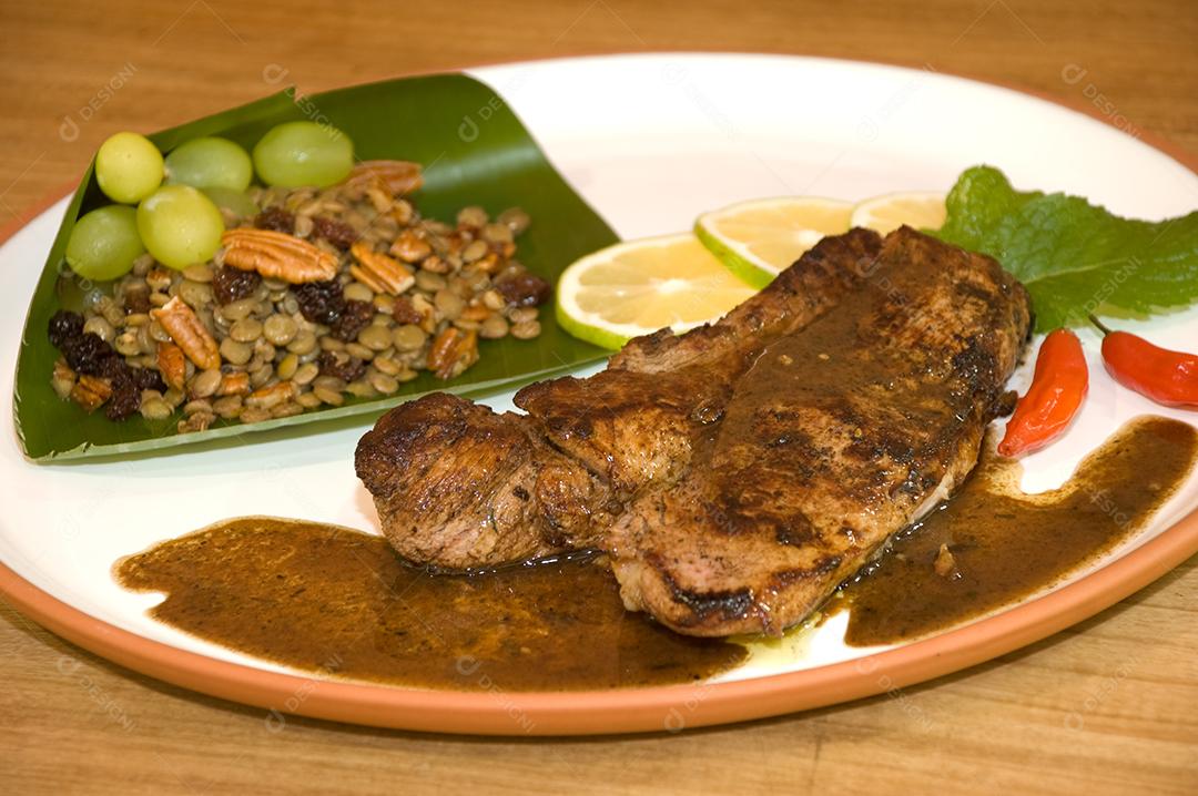 Prato de comida carne restaurante