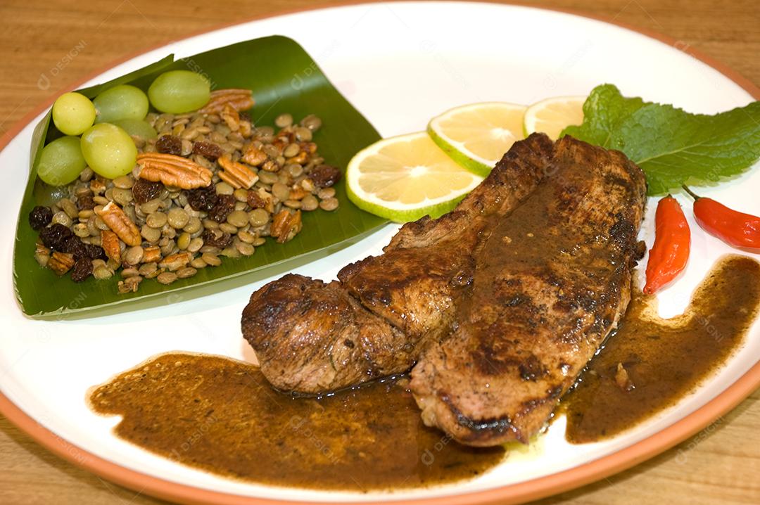 Prato de comida carne restaurante