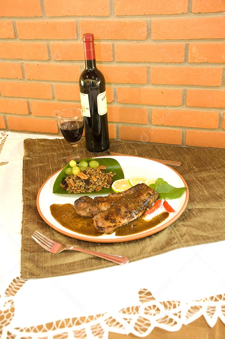 Prato de comida carne restaurante