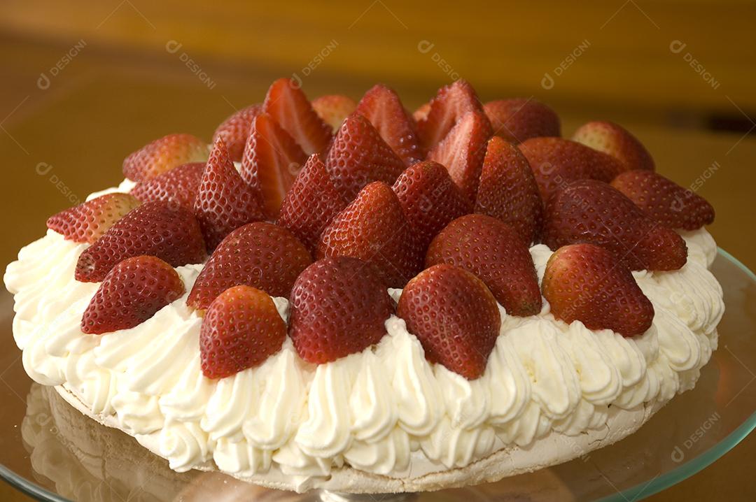 Bolo de Chocolate Branco com Morango