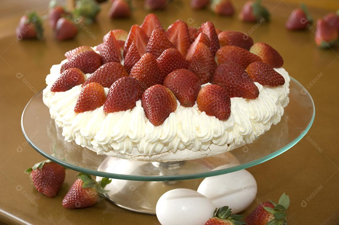 Bolo de Chocolate Branco com Morango