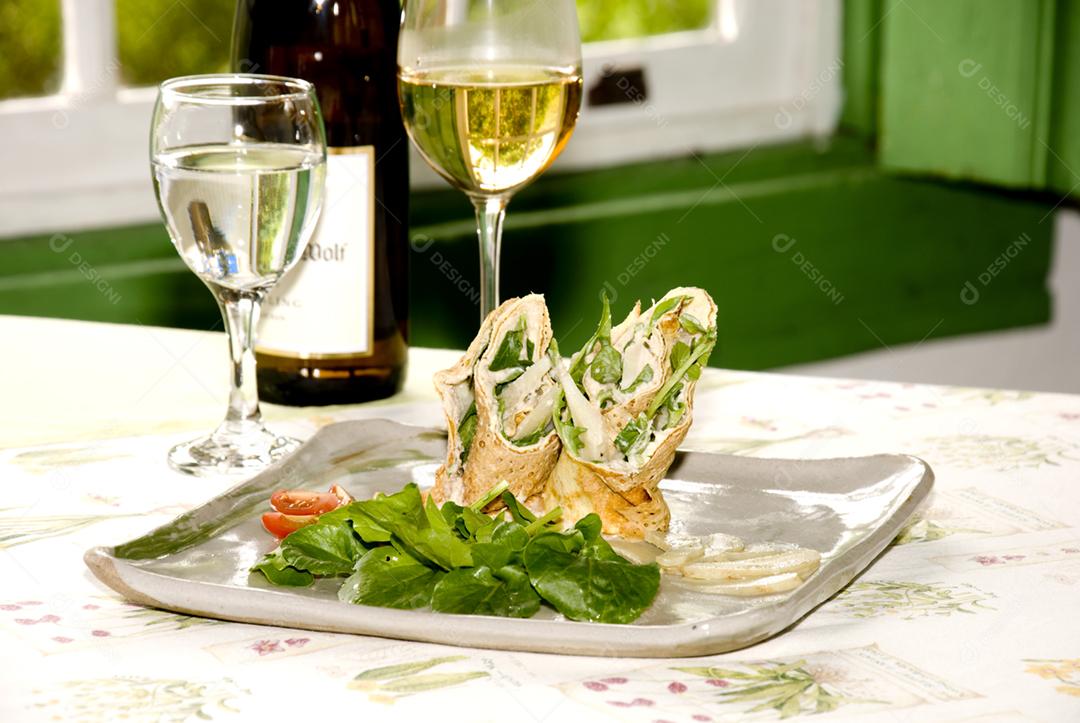 Prato de salmao com folhas