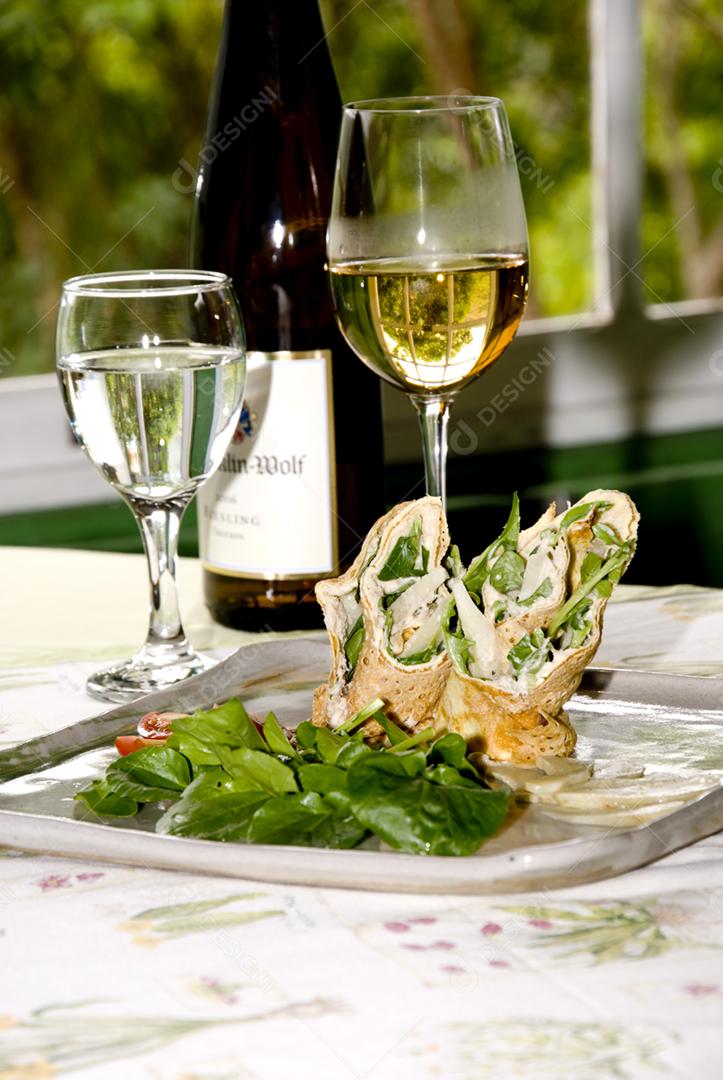 Prato de salmao com folhas