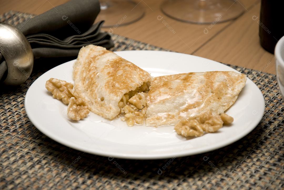 Prato de crepe recheado em prato branco