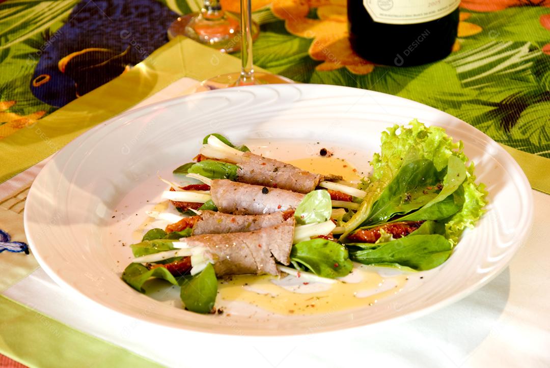 Carpaccio de salmão tradicional com molho de azeite e sumo de limão