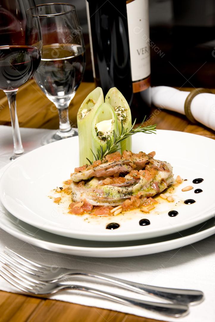 Prato de Camarões servido em prato branco