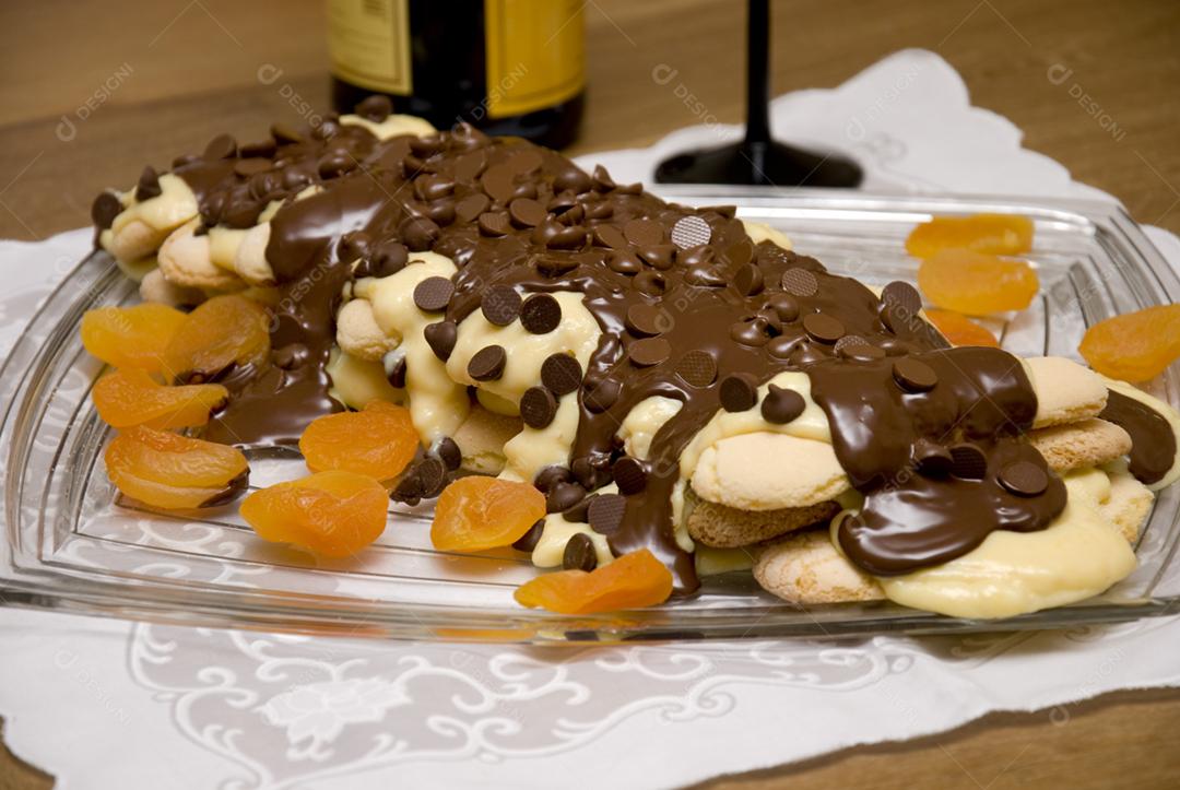 Sobremesa banana split com cobertura de chocolate