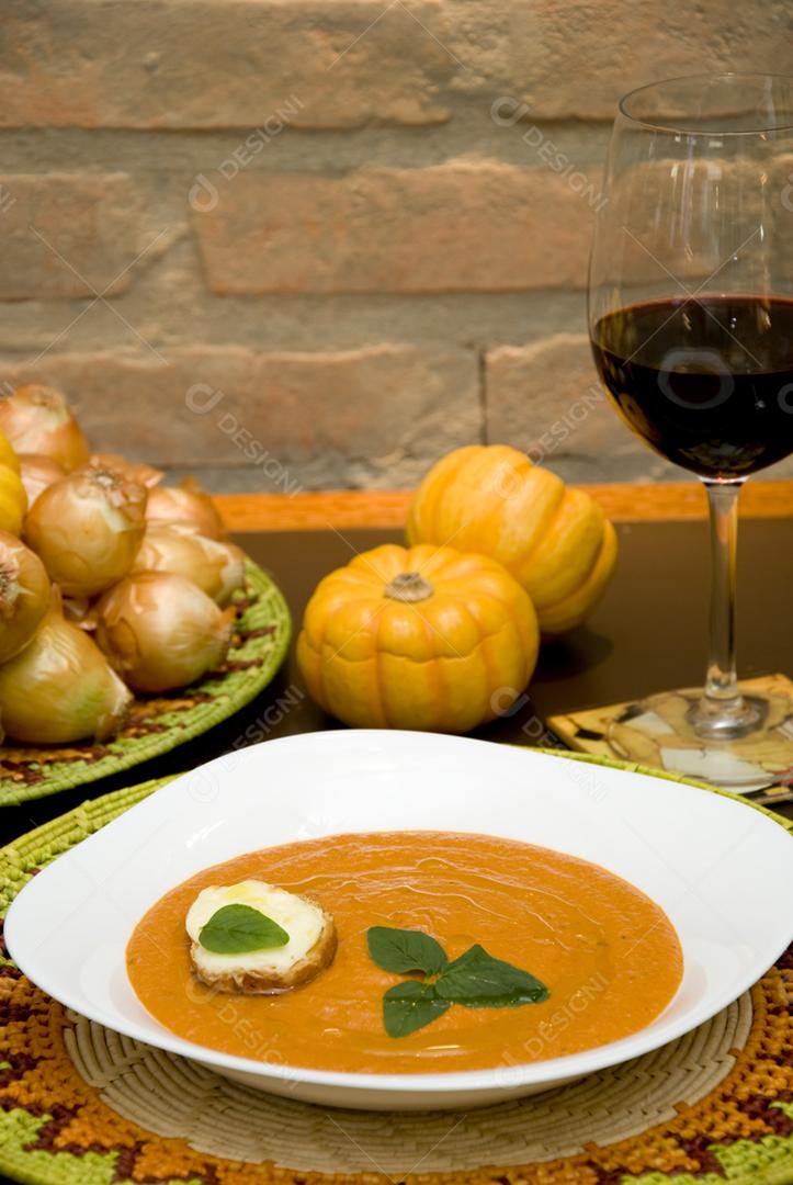 Sopa de Abóbora servida  em prato branco