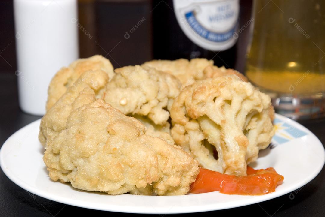 Couve-flor grelhados servido em prato branco