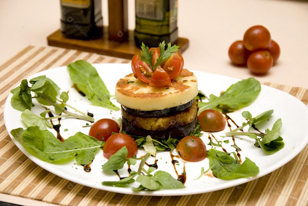 Prato de queijo chevre acompanhado de tomates