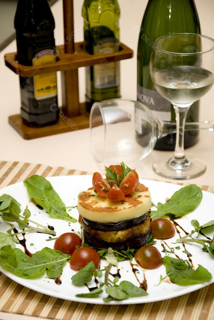 Prato de queijo chevre acompanhado de tomates