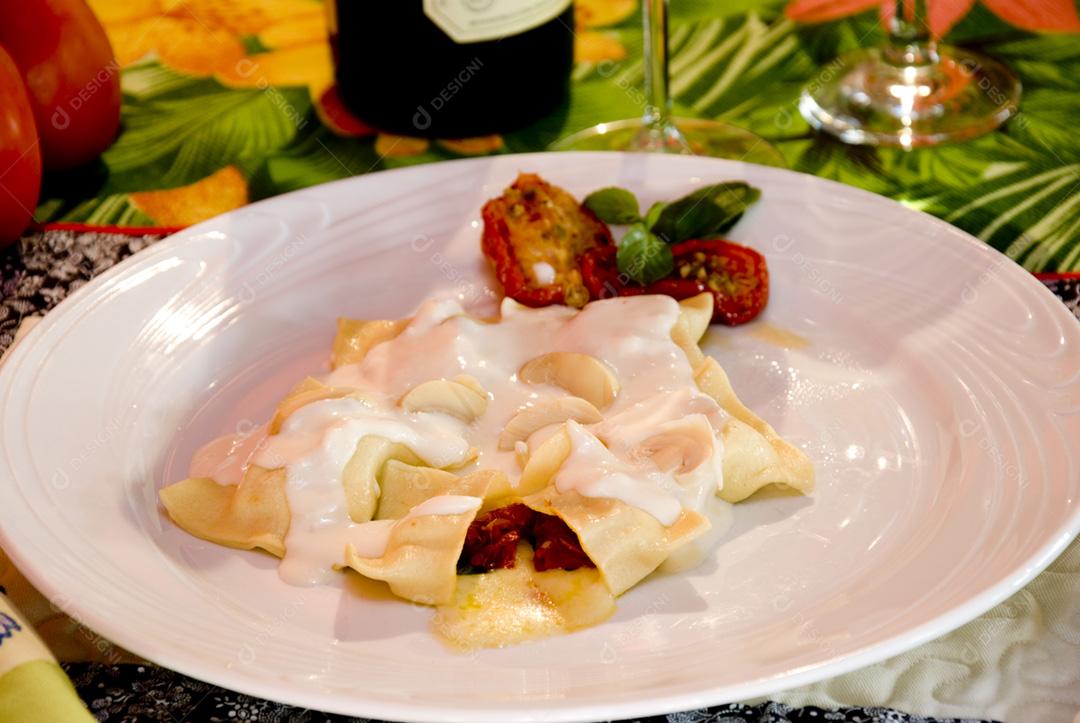 Prato de Ravioli com molho branco