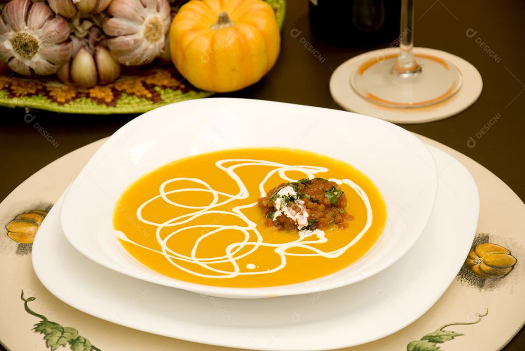 Sopa de Abóbora servida  em prato branco