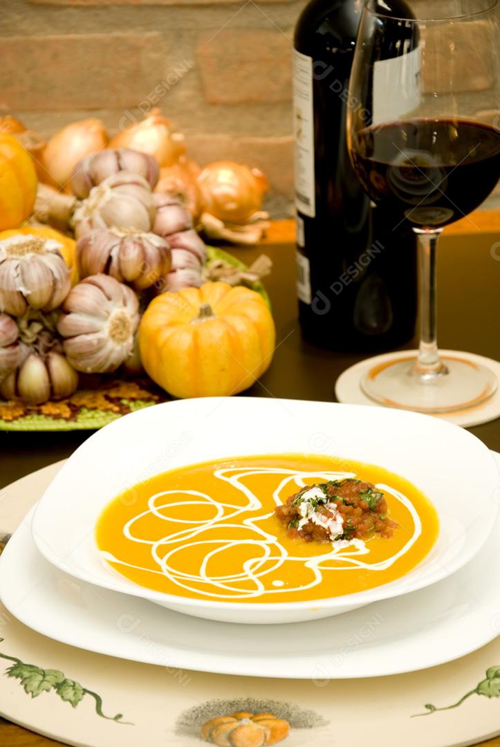 Sopa de Abóbora servida em prato branco