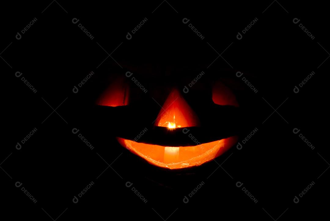 Abóbora de hallowen no escuro com carinha feliz