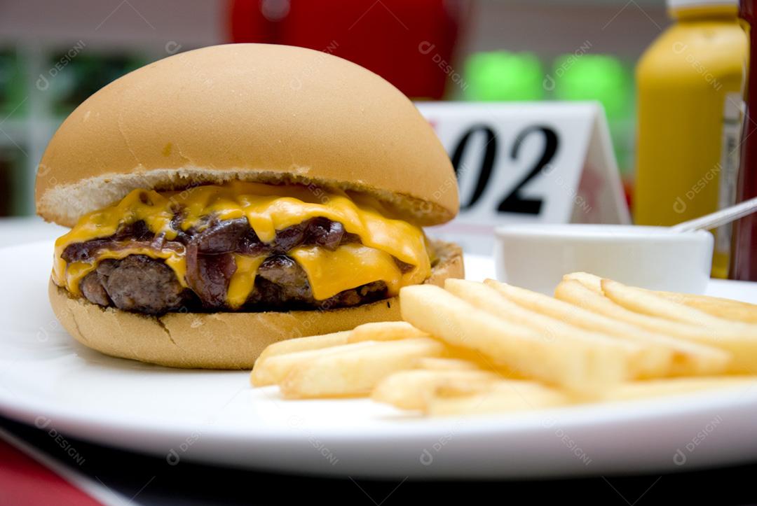 X-burguer com batatas