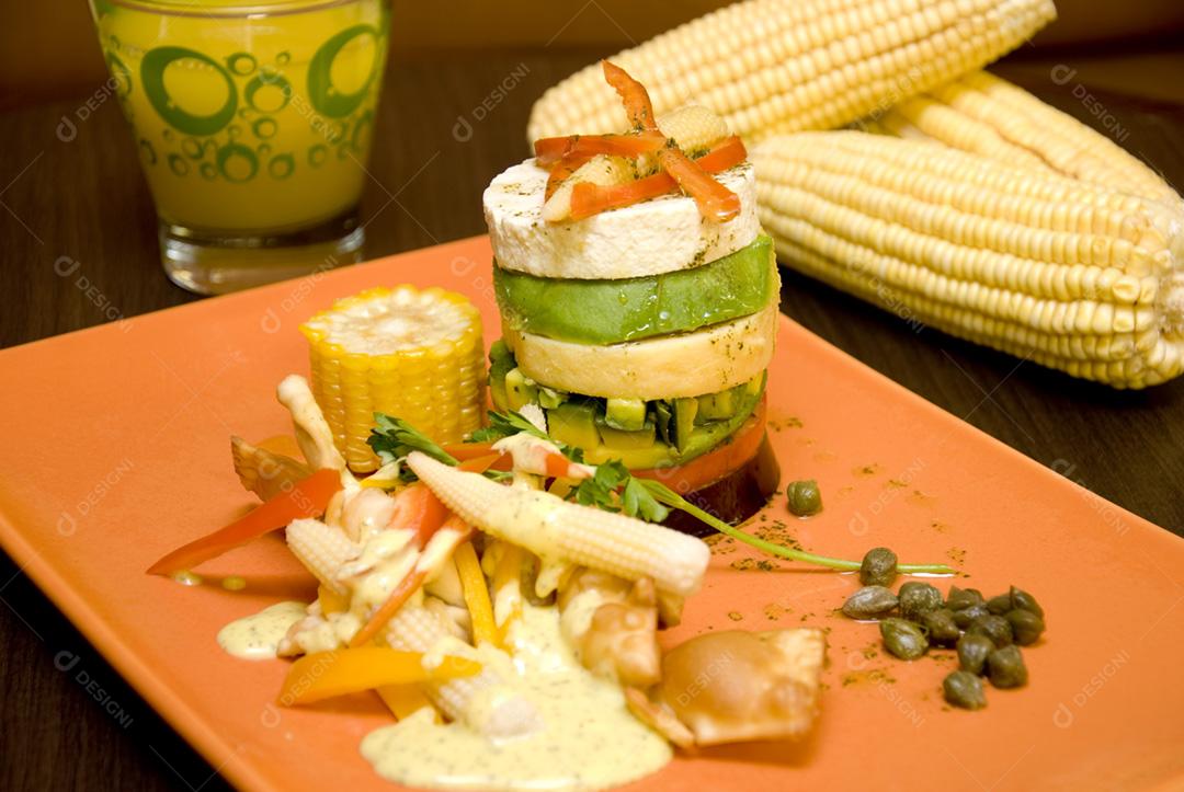 Comida vegetariana queijo chévre acompanhada de legumes