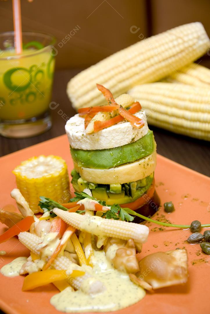 Comida vegetariana queijo chévre acompanhada de legumes