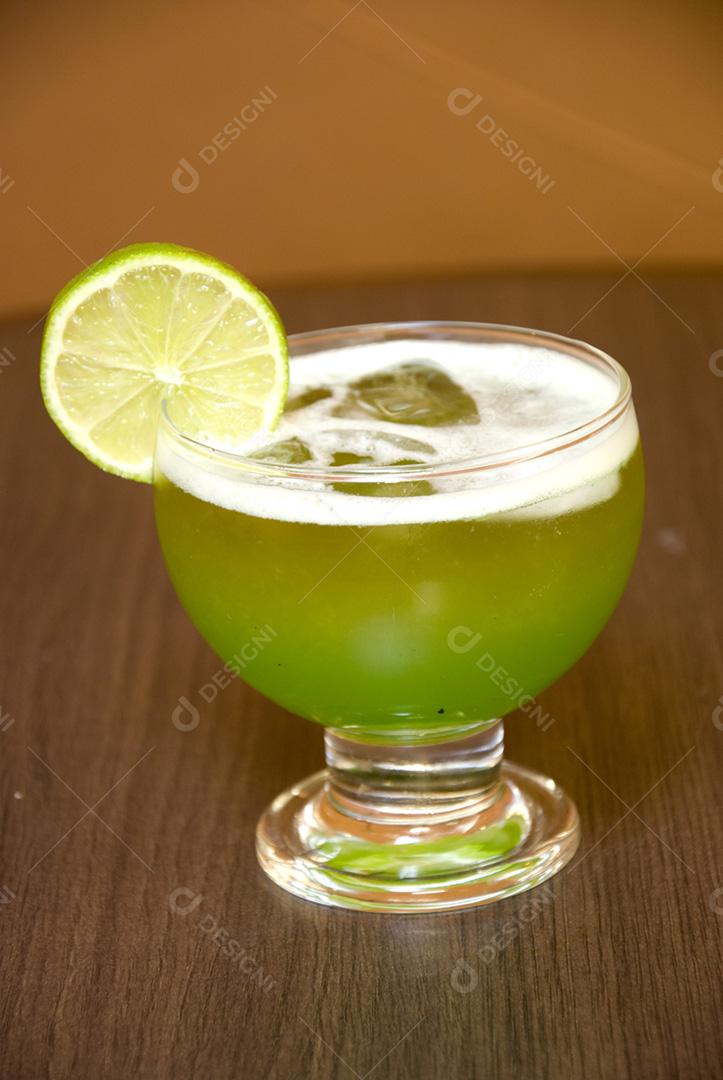 Drink de limão com gelo