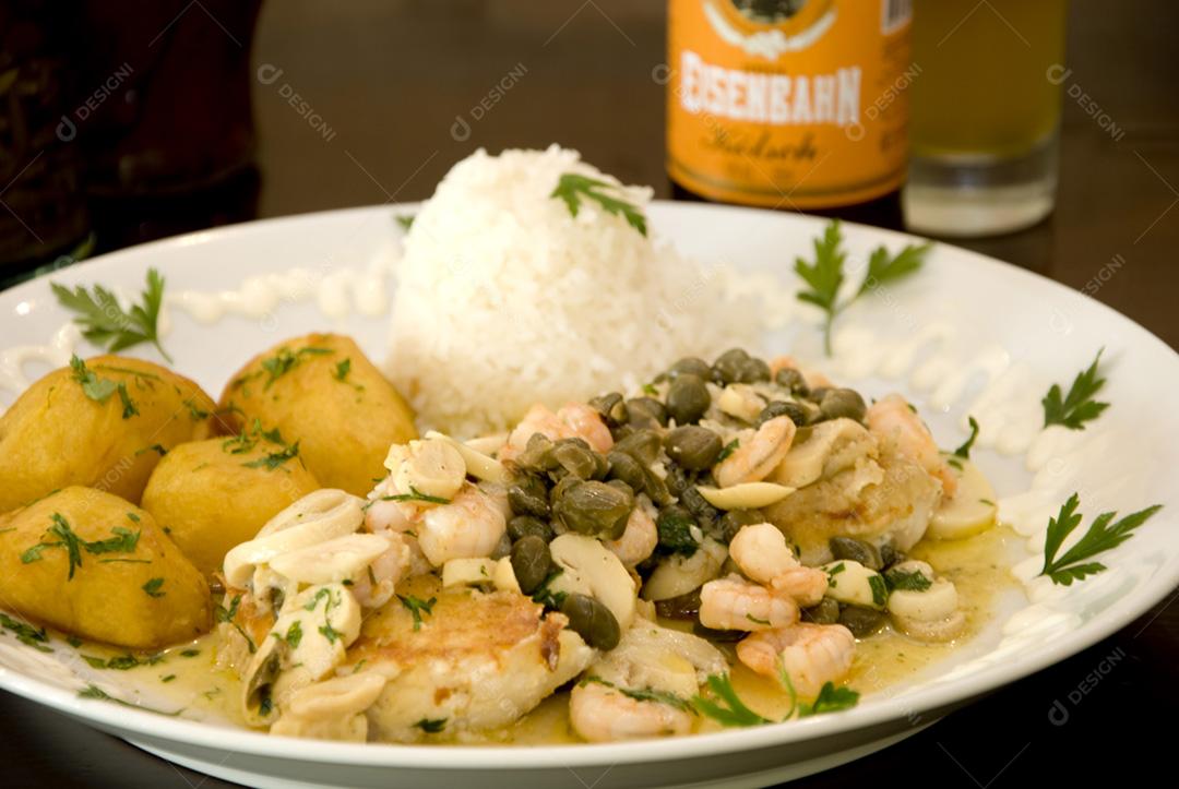 Prato de camarão Tailandês em acompanhamento arroz e batatas cozidas