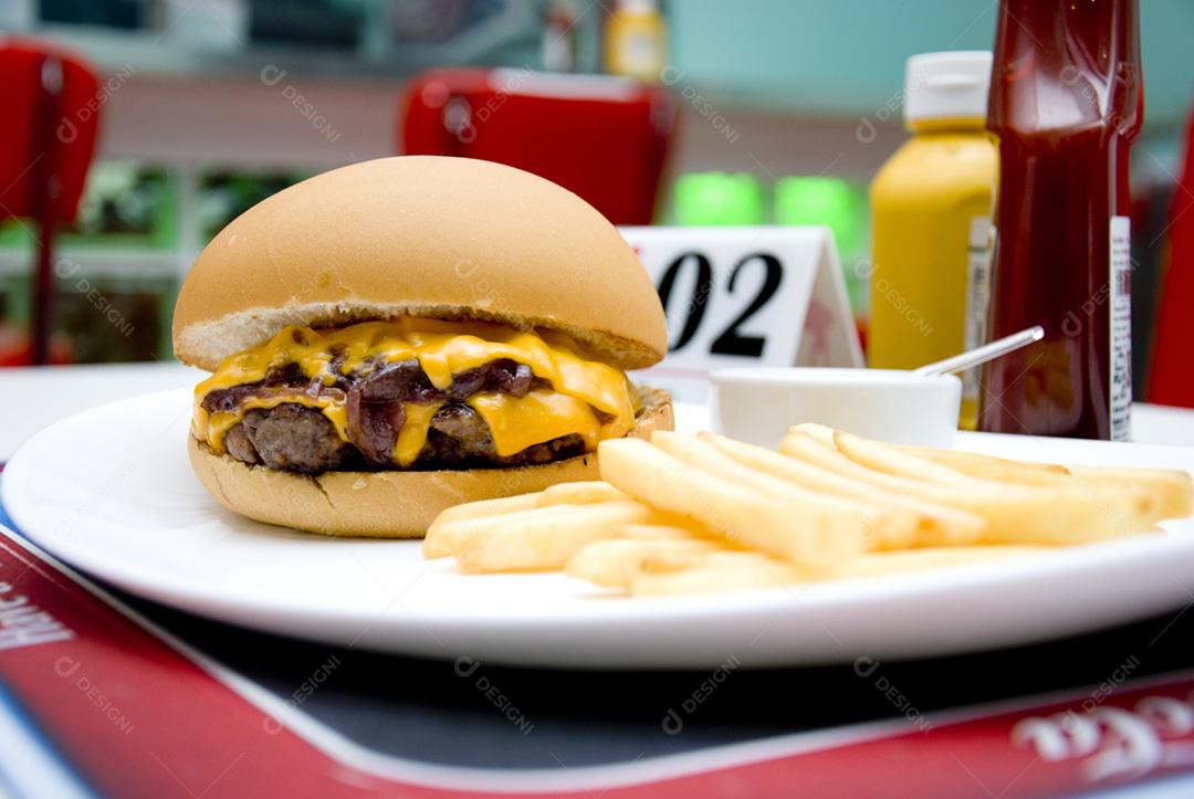 X-burguer com batatas