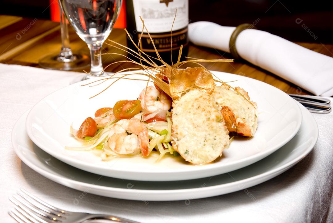 Prato de Camarões servido em prato branco