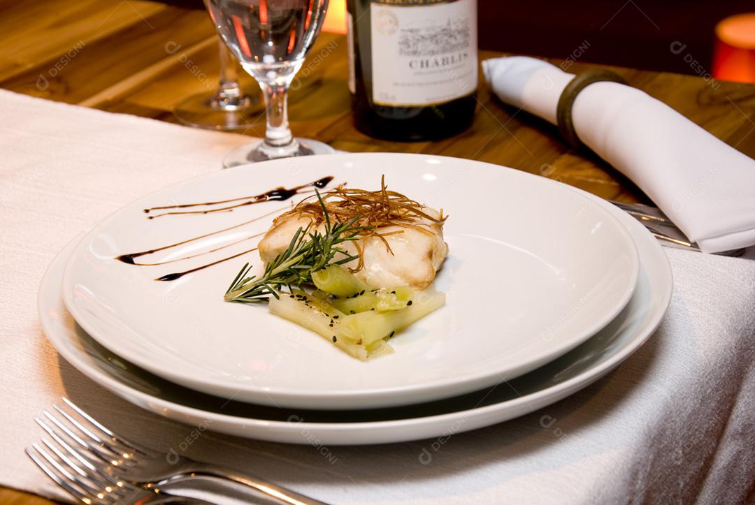 Prato de peixe defumado servido em prato branco