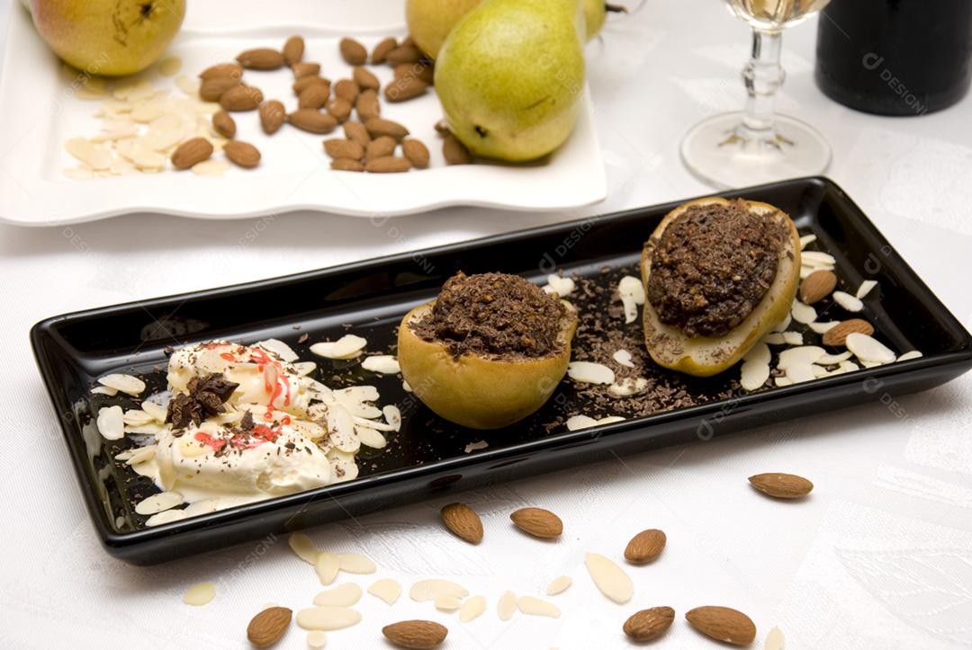 Sobremesa peras recheados com mouse de chocolate acompanhadas de sorvete