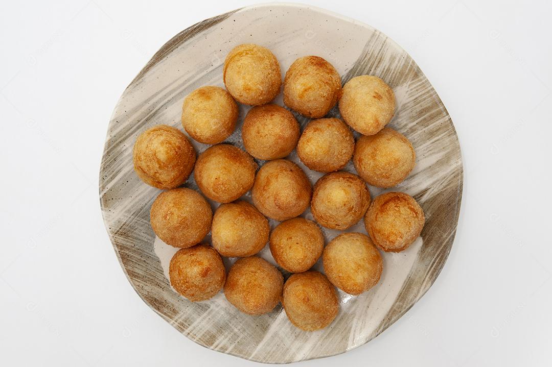 Aperitivo típico brasileiro chamado Coxinha de Frango isolado no fundo branco - vista superior.102_YS_0097.JPG