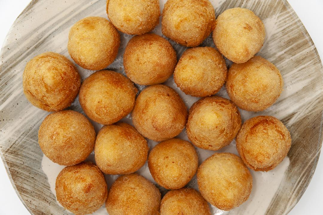 Aperitivo típico brasileiro chamado Coxinha de Frango isolado no fundo branco - vista superior.