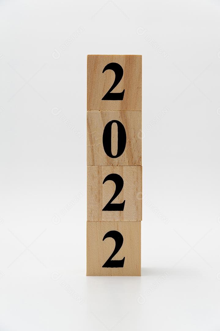 Blocos de madeira escrito 2022 na direção vertical, isolado no fundo branco.