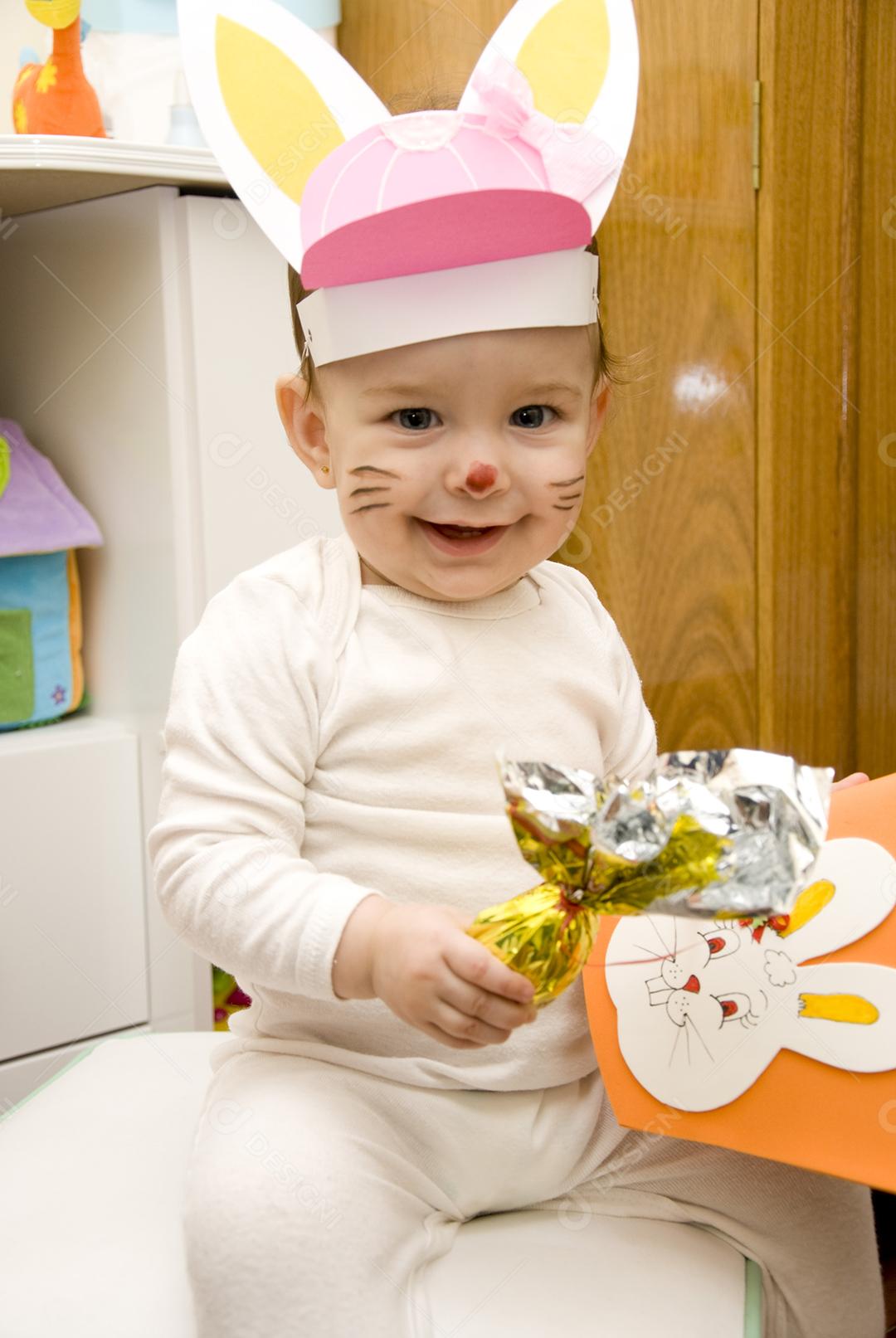 criaça com fantasia