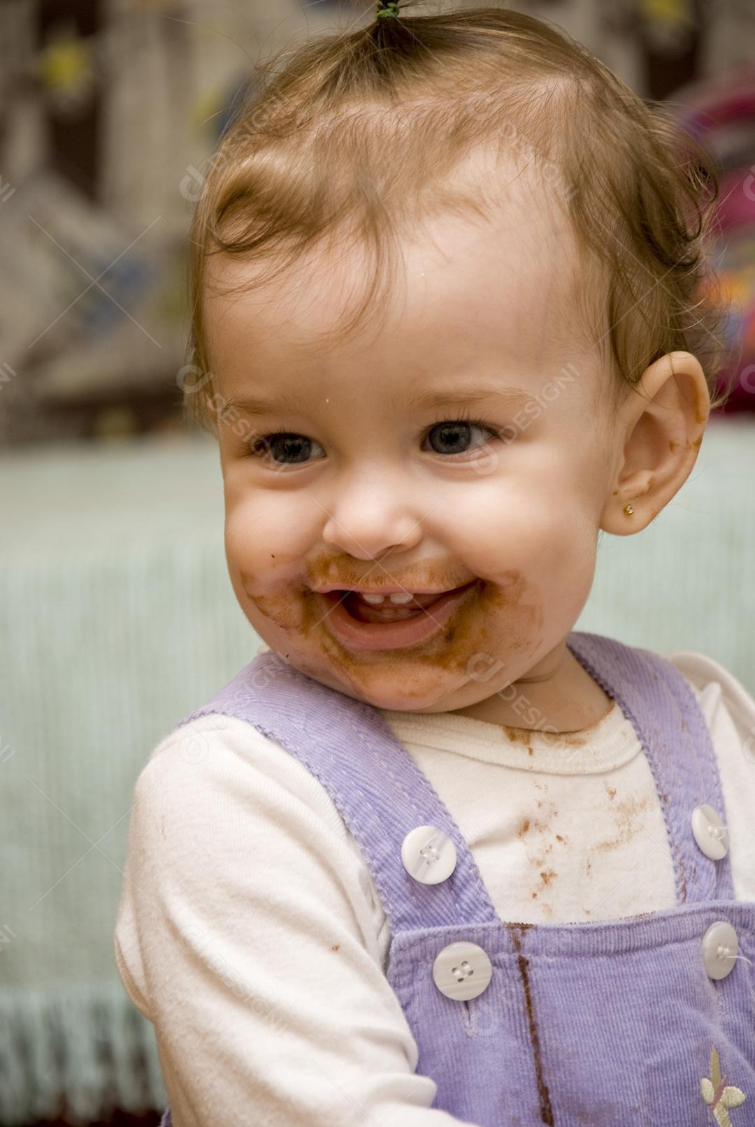 Criança com boca suja e dedo na boca