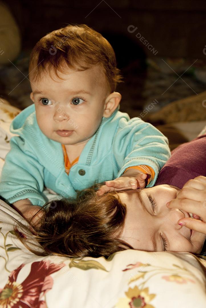 Linda criança sorridente dos olhos claros